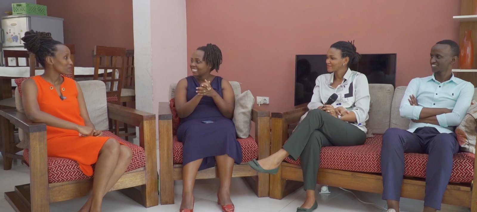 L'équipe de Family Worship Flow lors d'une interview télévisée