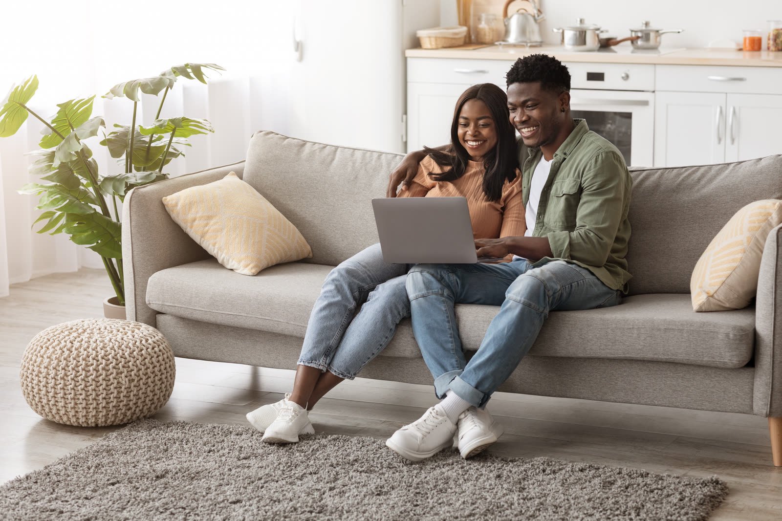 Famille en train de louer ensemble à la maison