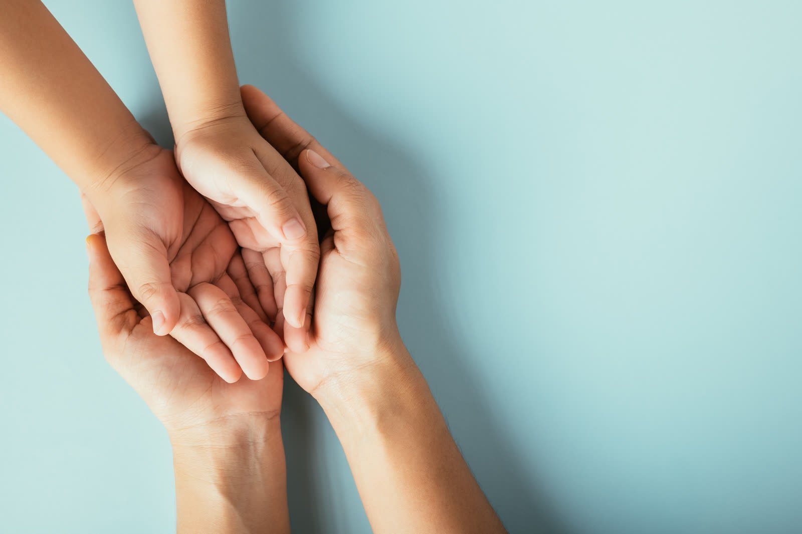 Parents et enfant, mains jointes en famille